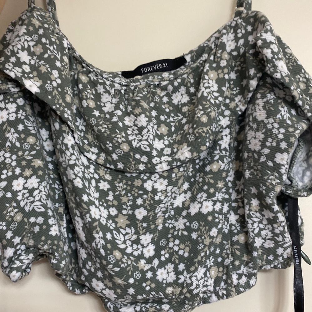 Girls Forever 21 Small Ruffled crop top in green/white floral